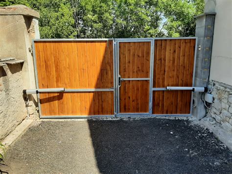 štartovacia brána s logom súťaže a divákmi v pozadí