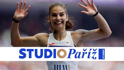 atletka v póze na súťažnom pódiu kategórie wellness fitness