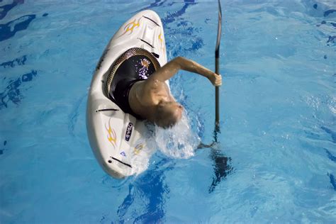 Snímka zhora na plavca v bazéne, s textovým boxom uvádzajúcim priemerne spálené kalórie za hodinu.