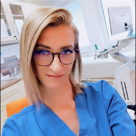 Dominika Gajdošová v póze