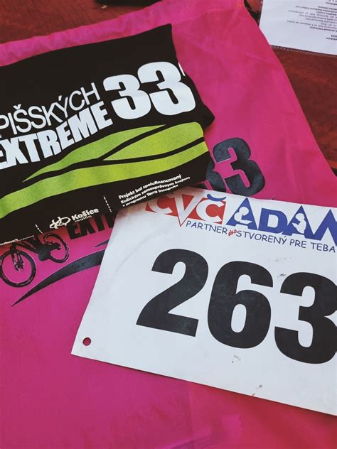 štartovacie číslo s menom súťažiaceho na pódiu