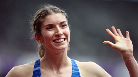 atletka v póze počas súťaže