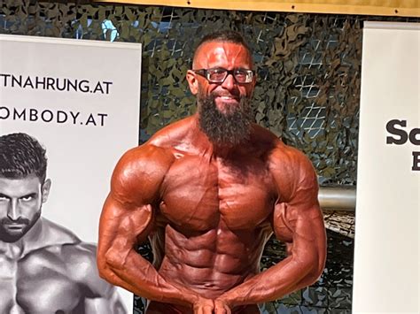 mužský kulturista v póze na stupni víťazov