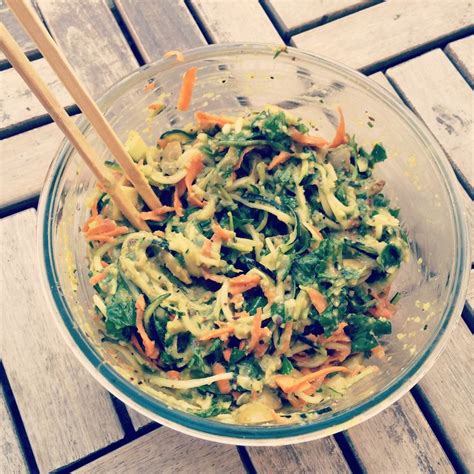 ilustrácia rôznych druhov zeleninových špagiet, ktoré sú pripravené pomocou špiralizéra