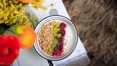 Misku s ovocím a jogurtom