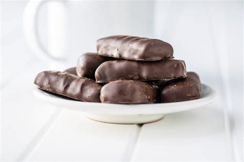 Ilustračná fotografia rôznych keto jedál ako sú proteínové nápoje, tyčinky a omelety.