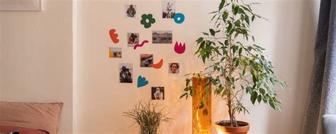 Koláž z obrazoviek zobrazujúcich falošné profily 