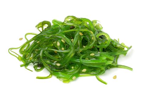 Čerstvá alebo rehydratovaná riasa wakame pripravená na použitie v šaláte