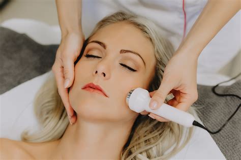 Pracovník vykonávajúci ultrazvukové ošetrenie na kliente