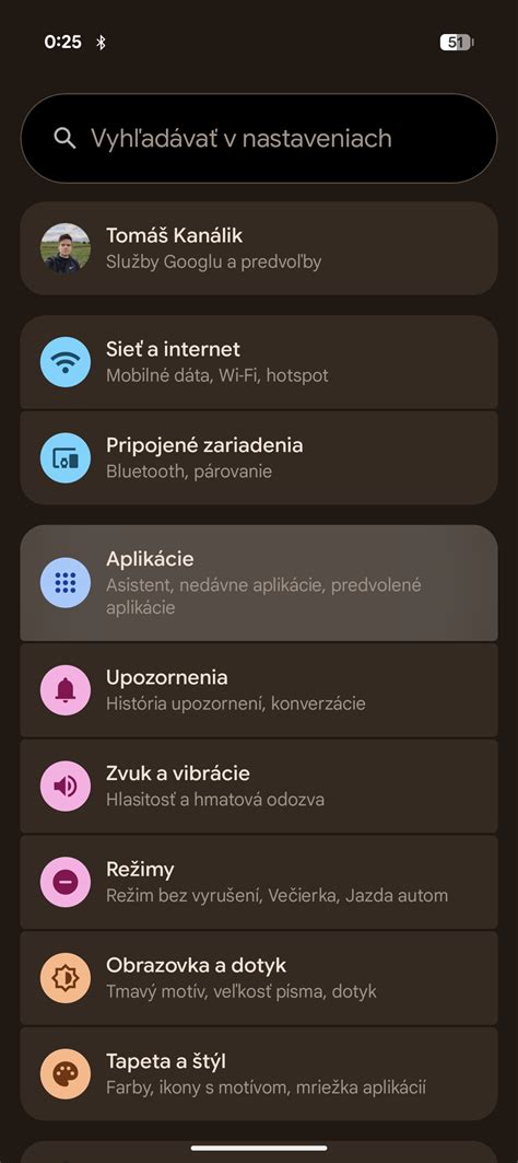 Ilustračná fotografia osoby používajúcej fitness aplikáciu na smartfóne