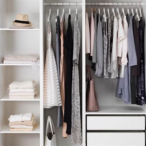 Ilustrácia ženy, ktorá si prezerá šatník s oblečením rôznych veľkostí.