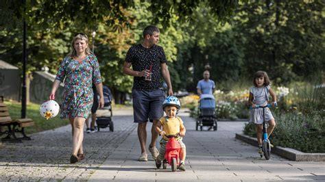 Rodina spoločne cvičí v parku