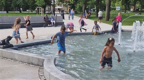 Deti pijú vodu z fontány v parku