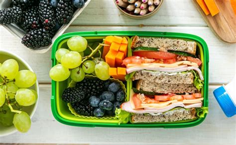 Misky s ovocím a zeleninou pripravené na desiatu