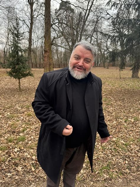 žena si píše svoje ciele do denníka