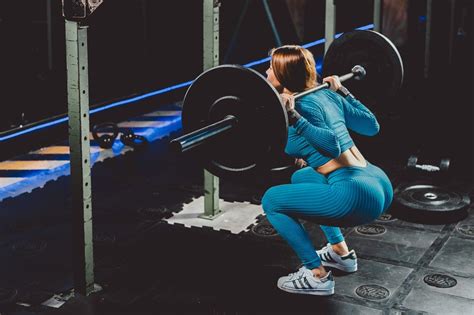 Ilustračná fotografia ženy cvičiacej drepy s cieľom posilniť stehná.