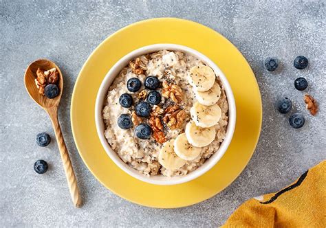 Ilustračná fotografia misky s ovsenou kašou ozdobenou ovocím a orieškami.