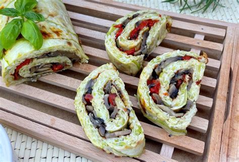 Zrolovaná cuketová roláda s plnkou a syrom