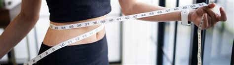 Ilustrácia zobrazujúca pred a po liposukcii brucha s vyznačenými oblasťami odstránenia tuku.