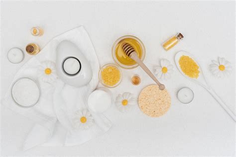 Koláž zobrazujúca rôzne kozmetické produkty s obsahom marhuľového oleja