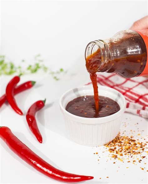 Farebná fotografia jedla s chilli papričkami alebo rôznymi druhmi chilli omáčok.