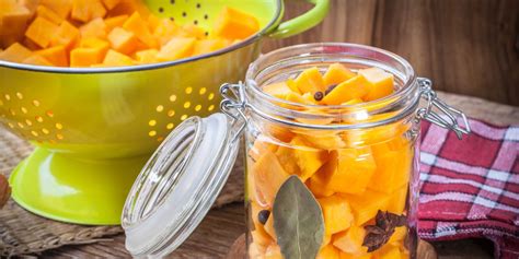 Ilustračné foto zaváraninových pohárov s ananásovým kompótom