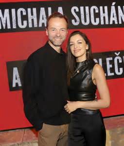 Ilustračná fotografia zdravej a obéznej osoby s vyznačeným BMI.