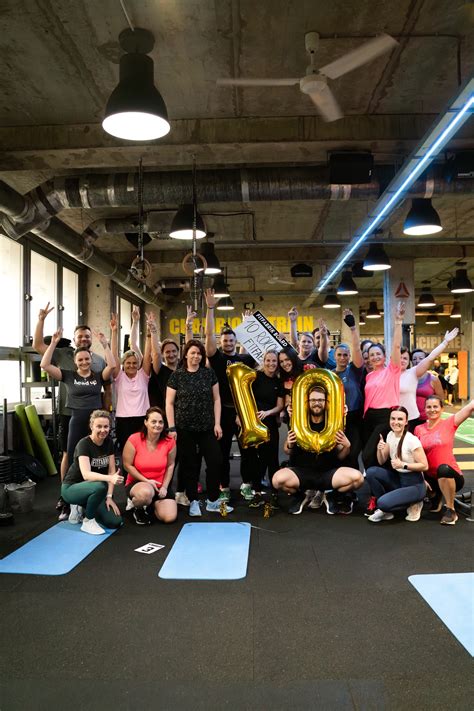 fotka osobného trénera, ktorý pomáha klientovi pri cvičení