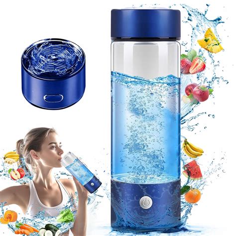 Štýlová fľaša s vodou a plátkami citróna vedľa misky s ovocím