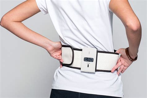 Ilustračná fotografia muža a ženy používajúcej vibračný pás na brucho