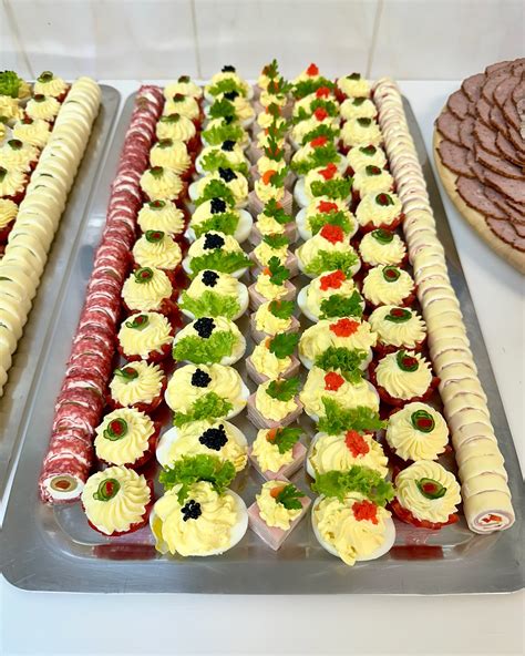 Ilustrácia rôznych druhov ryžových chlebíčkov s ovocím, zeleninou a nátierkami