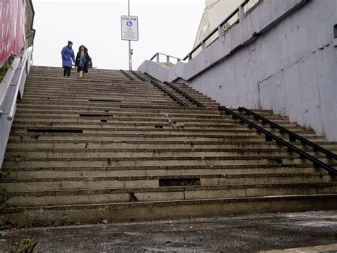 Ilustrácia človeka idúceho po schodoch