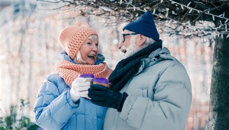 Starší pár cvičiaci vonku, infografika o zdravom stravovaní pre seniorov