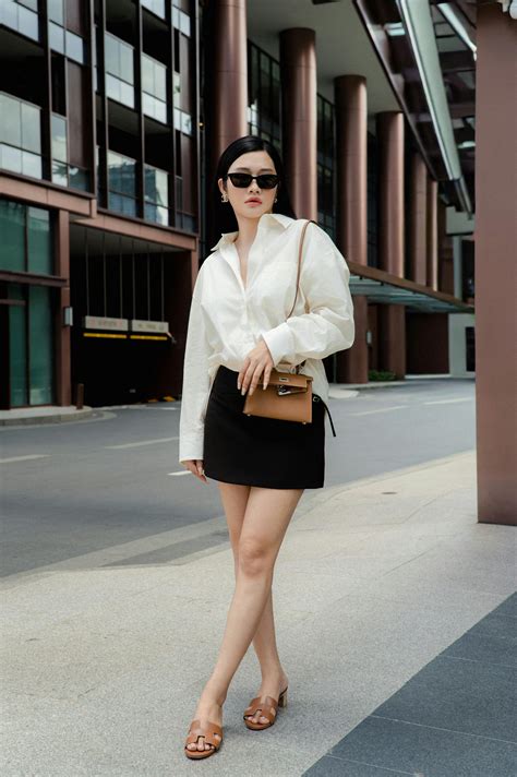 Tematické foto: Žena v plavkách, spokojná so svojou postavou, na pláži.