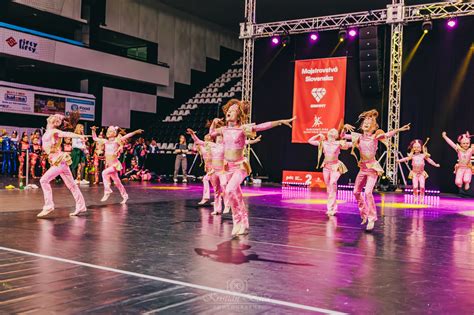 Ľudia tancujúci Salsation s dôrazom na techniku