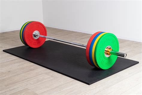 fotografia základného domáceho fitness vybavenia (podložka, gumy, ľahké činky)