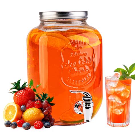 Tematické foto: Džbán detoxikačnej vody s ovocím a bylinkami