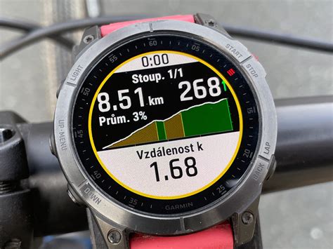 ilustračné foto: bežec s hodinkami Garmin na zápästí