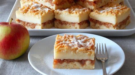 Rozkrojený jablkový koláč s pudingom na tanieri