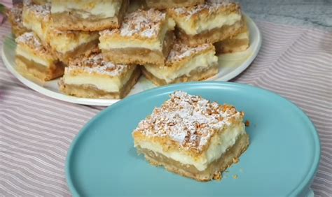 Hotový jablkový koláč s pudingom posypaný práškovým cukrom