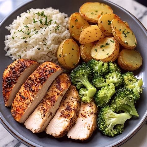 tanier s varenou ryžou a kuracím mäsom