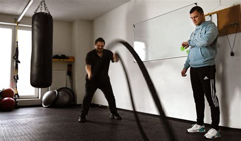 Vizualizácia štruktúry HIIT tréningu s fázami zahriatia, intenzívnej práce a regenerácie.