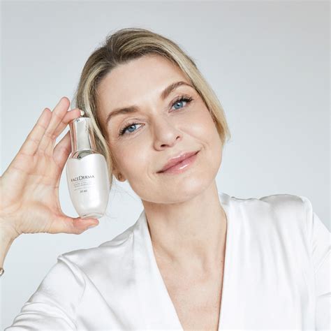 Obrázok znázorňujúci molekulárnu štruktúru kyseliny hyalurónovej a vitamínu C