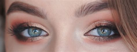 Porovnanie líčenia s tmavými a svetlými odtieňmi