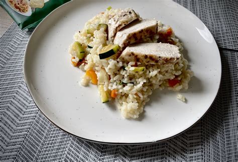 Tanier s grilovanými kuracími prsiami a kuskus šalátom