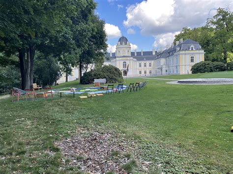 Fotografia osoby cvičiacej v parku, ilustrujúca miernu fyzickú aktivitu