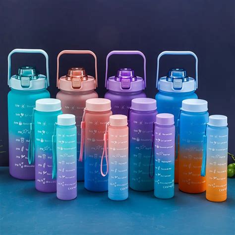 fotografia dizajnových fliaš na vodu s ovocím a bylinkami