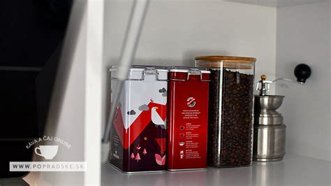 Infografika znázorňujúca spracovanie koreňa čemerice na prášok a bezpečné skladovanie v sklenených nádobách.