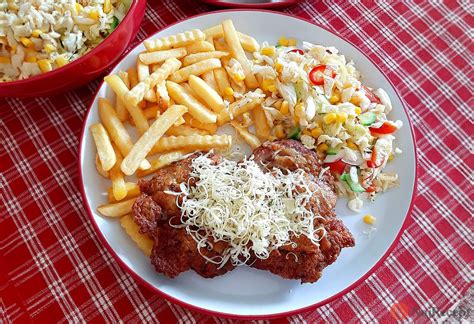 Detailný záber na zlatistý, chrumkavý rezeň v cestíčku na tanieri