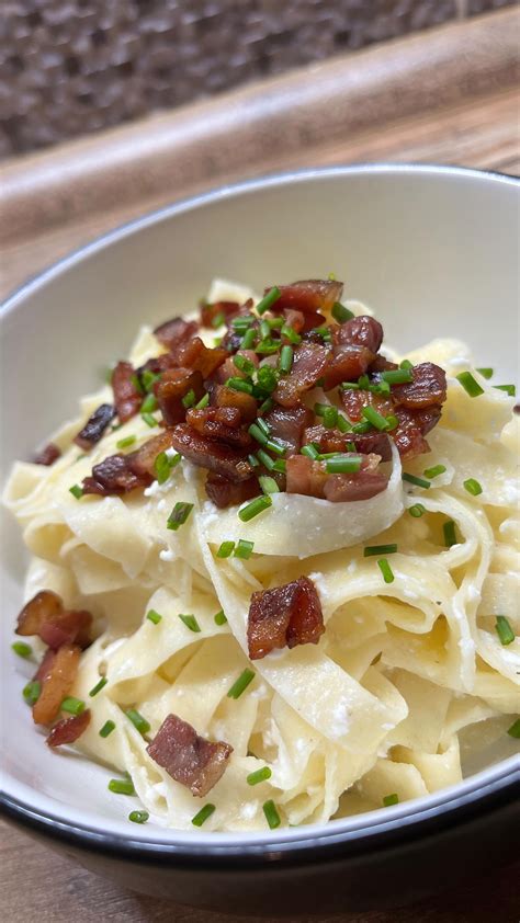 Schéma prípravy cestíčka: miska so zmesou múky, vajec a mlieka